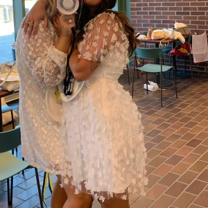 Student klänning  - Säljer denna super fina student klänning då den inte kommer användas igen! 