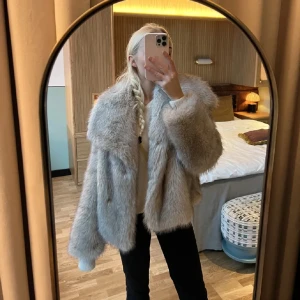 Zara pälsjacka - Säljer denna populära slutsålda pälsjackan från Zara då jag nu har två likadana. Stl L (hon på bilden är xs/s) sitter snyggt oversized då den är kort i modellen. Knappt använd och i nyskick!