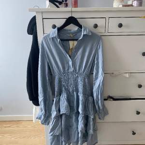 Säljer denna ljusblåa volangklänningen från Pernilla Wahlgrens egna märke. Oanvänd med prislappkvar Perfekt till sommaren! 