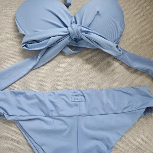 Bikini - Superfin bikini med pushup top och knytning från calzedonia❤️ knappt använd då jag har många andra bikinis. Nypris 500 kr. Toppen sitter som 75b/70c kupa, botten är S