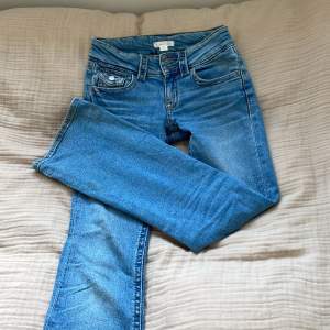 Skut snygga lågmidjade ich utsvängda jeans från Gina. Säljer då jag knappt använder. Köpte dom i slutet av januari så nästan som nya❤️ 