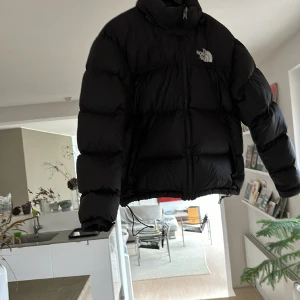 The north face jacka - The north face nuptse jacka. Använt ett par gånger. Men i princip nyskick och inget slitage. Nypris ca 4000.