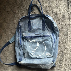 EXTREMT SÄLLSYNT 80s KÅNKEN! - En riktigt ovanlig vintage Kånken från Fjällräven! Skick: 6/10, fint skick med tanke på åldern, finns inga tecken på skador. Det Finns extremt lite info om just denna modell vilket ökar priset något.  Bara fråga för fler bilder eller funderingar!