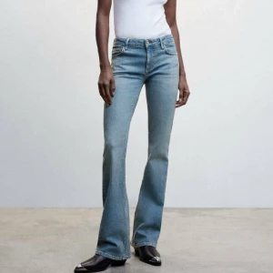 Low waist bootcut jeans  - Low waist bootcut jeans jeans från Mango i nyskick. Dåligt ljus på min egna bild. Köpt för 599kr💙💙