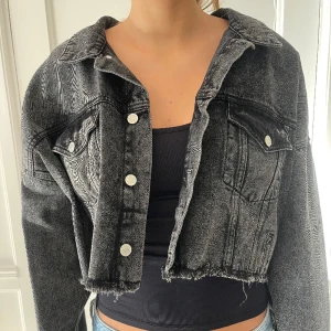 Kroppad oversized jeansjacka!!! - En kroppad oversized jeansjacka från NAKD!! 🩶🩶🩶