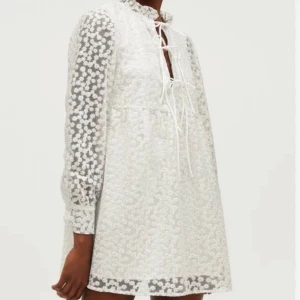 Studentklänning  - Superfin klänning perfekt till studenten, använd ca 3 gånger. Har några foundation fläckar på snörerna men går nog att få bort ganska enkelt och syns väldigt lite när man har på sig den (se bild 2) hör av dig vid funderingar ☺️