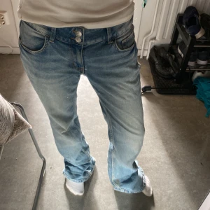 lowrise jeans - Använder de inte längre. Har ett litet hål längst ner vid foten men de märks inte. Tvättar jeansen innan jag postar dom💘