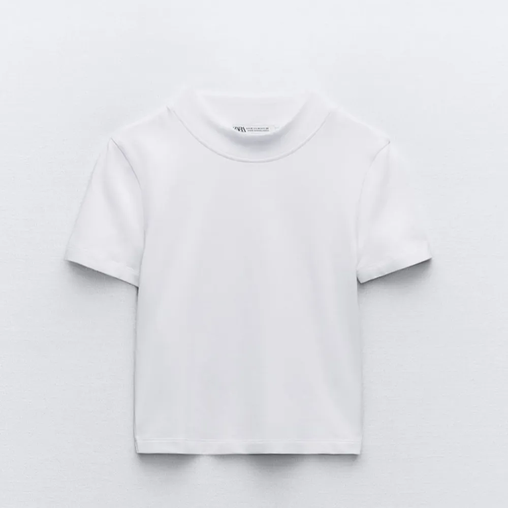 Säljer nu denna vita tröjan från Zara då jag beställde 2 storlekar och inte kunnat lämna tillbaks denna. Helt oanvänd! Lapp kvar på tröjan. Original pris 99kr.. Tröjor & Koftor.