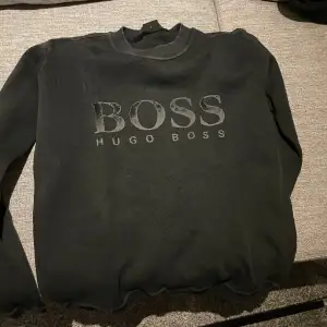 Säljer min Hugo boss sweatshirt storlek S passar M nypris 1500 