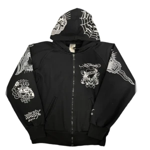 kort ed hardy hoodie/kofta - säljer denna ascoola edhardy hoodien! den är bra skick förutom lite lösa stenar samt nopprar som kan tas ut om dst önskas! hoodien passar xs och kanske s. kan även fixa gratis frakt! om du har frågor så är det bara att kontakta mig!💞