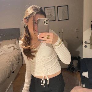 Söt vit topp med detalj 🤍 - En vit topp från new yorker med detalj i mitten! Väldigt stretchig material och justerbar i mitten🤍 fin och ribbad men kommer tyvärr inte till användning!! I storlek xxs, men i stretch.