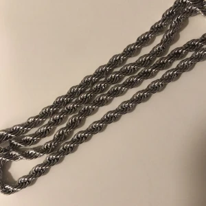 Cordell halsband  - Helt ny silver kedja säljer billigt den är 7 mm 