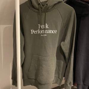 PEAK PERFORMANCE hoodie i mycket fint skick inga skador eller sådant.