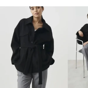 kappa - Säljer den här svarta kappan frn gina som jag köpt här på plick. Bilderna är lånade av tjejen jag köpte den av. Den har både knappar och skärp. (OBS. jackan är tvättad så de finns inga hund hår osv på jackan !) 