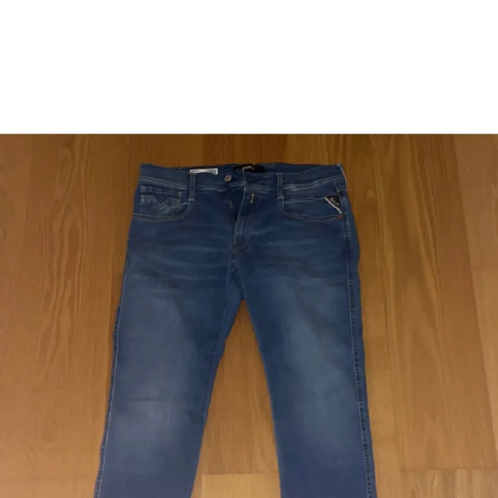Säljer dessa jeans från Replay i den trendiga modellen Anbass, jeansen är endast testade och i topp skick. Stlk 33/32. Jeans & Byxor.