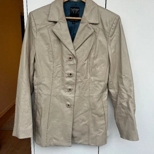 Skinn kavaj - Vintage men bra skick! Äkta läder, användes som jacka :) Tillkommer även en extra knapp. Hör av er vid några frågor.