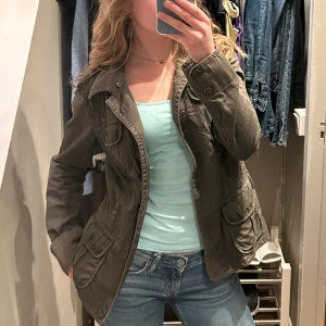 Snygg vår jacka - Säljer denna vårjackan från edc då den börjar bli för liten för mig, den är i gott skick och har inga defekter💛