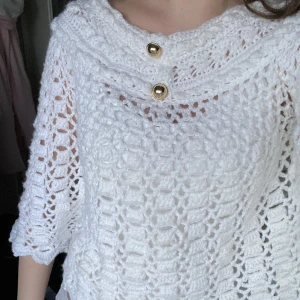 Stickad poncho - Stickad tröja som tidigare var en poncho men som jag har sytt ihop så det blir ”ärmar”, så fin men kommer inte till användning 💕