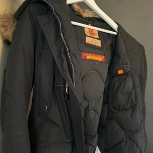 Parajumper damjacka - Hej säljer min fina parajumper i storlek xs, den är i väldigt bra skick. 