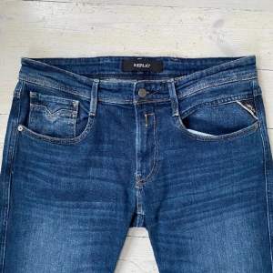Säljer nu dessa feta replay anbass jeans!. Skicket är 9/10, nypris ca 1700! skriv t mig vid frågor!