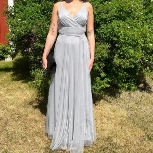 Balklänning  - Säljer nu min balklänning, är 175cm lång och har oftast S i vanliga kläder. Köpte den för ett år sedan och är använd en gång. Nypris 1700kr säljer den för 1000kr 
