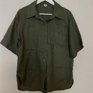 Linneskjorta från Arket. Grön kortärmad. Använd fåtal gånger. Storlek XS men mer som storlek S.