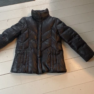 Svart orten pufferjacka - (NYSKICK, INGA DEFEKTER) Lite stor för medium, men perfekt large. Fet orten jacka, svart. 100% riktig.
