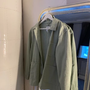 Grön jeansjacka - En ljusgrön jeansjacka i storlek S från zara. 