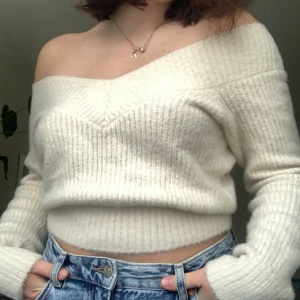 Stickad vit Off-shoulders - En stickad vit off-shoulders tröja från H&M. Mycket bra skick.
