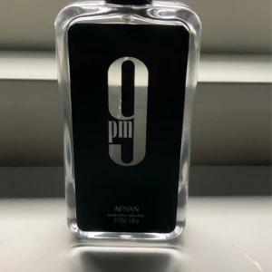 Afnan 9pm parfym - Säljer nu sampels av den igenkända parfymen afnan 9pm. Detta är en fruktig och fräsch doft som funkar bra till vinter och vår. Säljer den i 5ml sprayflaskor för endas 49kr st. Skriv innan du köper!