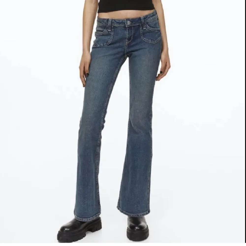 Säljer dessa eftertraktade flare jeans från hm då de tyvärr är för stora för mig och därav inte kommer till användning och är i nyskick! Lägg gärna prisförslag!. Jeans & Byxor.