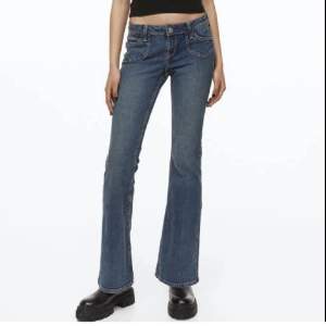 Säljer dessa eftertraktade flare jeans från hm då de tyvärr är för stora för mig och därav inte kommer till användning och är i nyskick! Lägg gärna prisförslag!