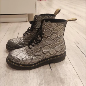 Dr Martens veganska ormskinn mönster - Veganska dr martens med ormskinn mönster. Storlek 39. 700kr, men pris kan diskuteras. Inte särskilt använda.