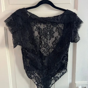 Spetsbody - Fint skick. Osäker på storlek men stretchight material 