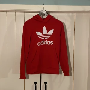 Röd adidas tröja  - Storlek 170 röd adidas tröja använd en gång