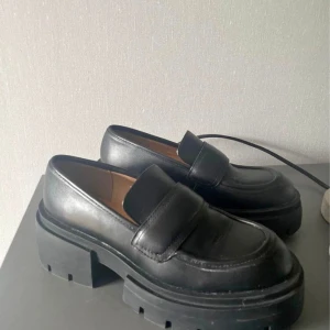 Chunky läderloafers  - Chunky loafers i äkta läder. Storlek 37. Helt oanvända av mig pga för små så väldigt fräscha i sulan och formen. 