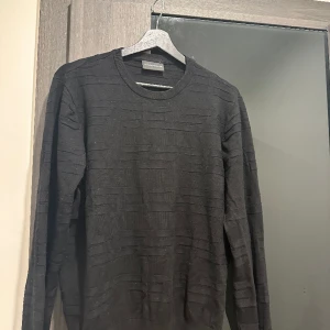 Stickad Armani tröja  - En snygg unik stickad Armani tröja! Använd 4ggr, Cond: 9/10. Str L men passar som M! Tveka ej vid funderingar📦😄