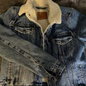 Levi’s fodrad jeansjacka - Storlek L. Köpt på second hand. Väldigt liten i storleken för att vara L. Jag kan ha den och jag har storlek S i jackor utan att den var för stor. Den är fodrad. Pris kan diskuteras.