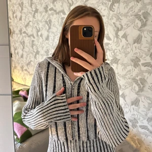 Stickad kofta - Stickad kofta med dragkedja. Koftan är köpt second hand men i fint skick🤍