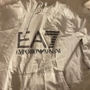 Vit armani/ EA7 hoodie - Vit armani/ EA7 hoodie, jätte fin och passar både tjej och kille. storlek S men passar xs och M med 