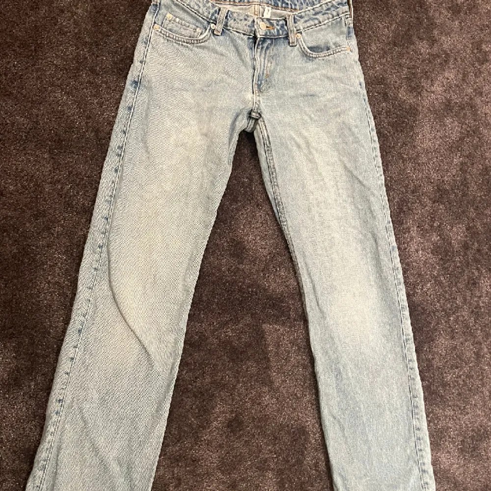 Weekday arrow low waist jeans. Använda några gånger. Jätte fina. För att köpa så meddela mig!!❤️. Jeans & Byxor.