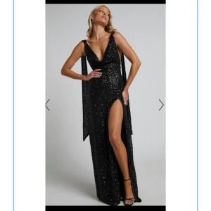 Balklänning - Jag beställde denna super fina balklänning från showpo för drygt två månader sedan, för 1600💓 Denna kommer tyvärr inte komma till användning pga att ja har en annan balklänning, lappen är fortfarande kvar💞 skriv gärna om ni är intresserade🥰 