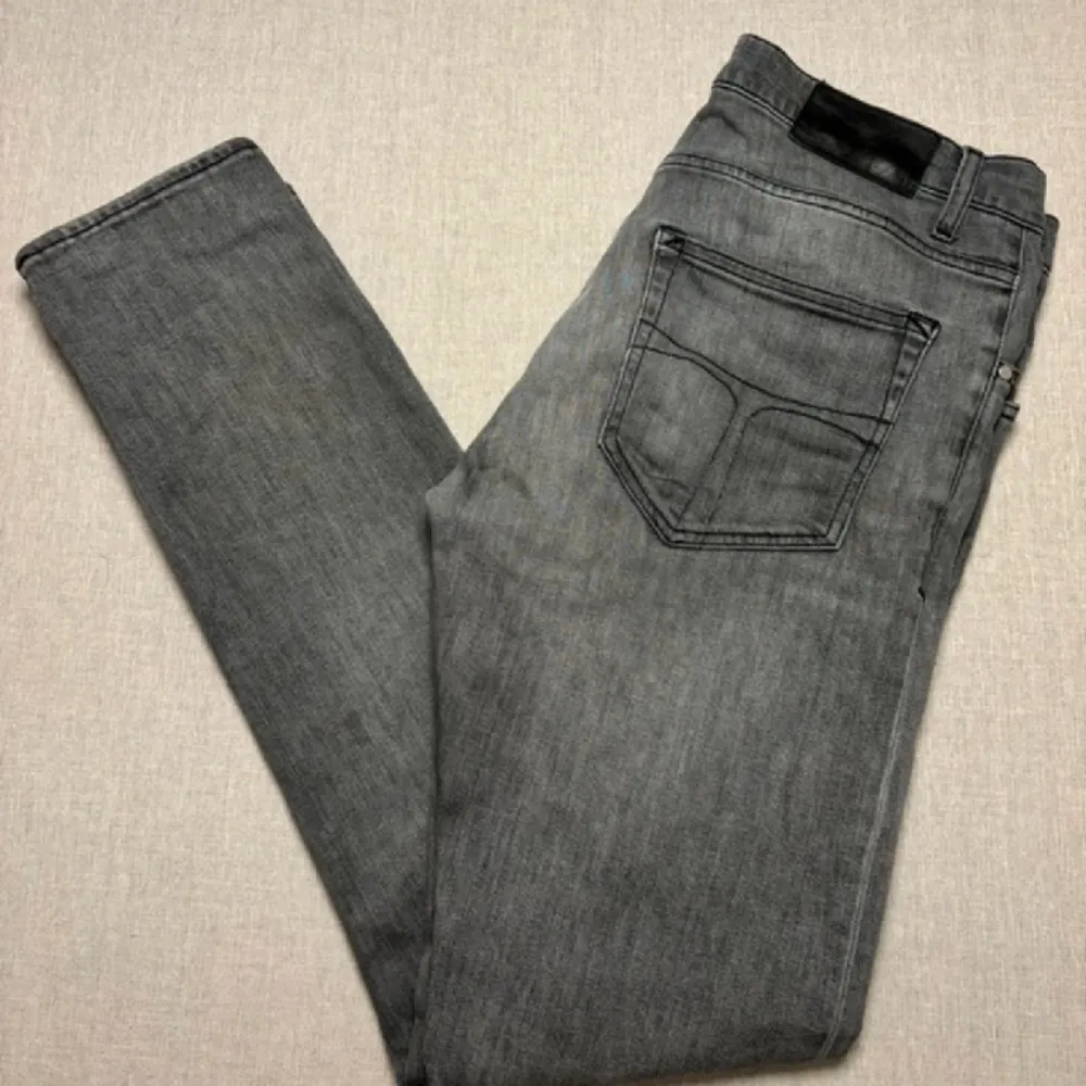 Säljer nu mina feta tiger of Sweden jeans storlek 30/32 modell pistolero (slim fit) skick 8/10. Jeans & Byxor.