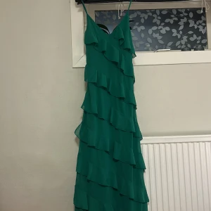 Grön långklänning  - Säljer denna trendiga långklänning som inte kommer tillanvädning hos mig, köpte klänningen förra våren men aldrig använd enbart testad💕