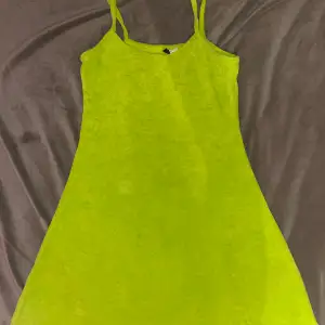 Limegrön klänning från devided/ HM! Jätte bekväm och materialet är likt sammet. Säljer för 50kr.