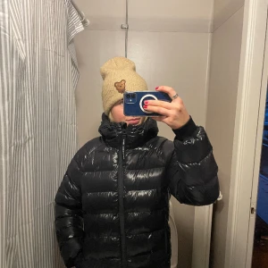 Peak Performance jacka - Säljer min fina jacka. Använd ett fåtal gånger så den är i mycket fint skick! Storlek S och modellen heter Style W Tomic J. Nypris ca 2500 