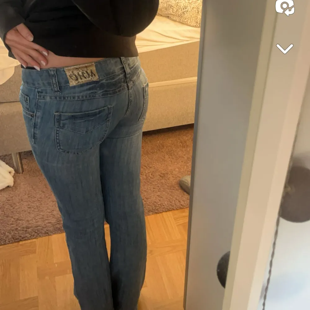 Skit snygg lågmidjade unika blåa jeans. Köpte de här på plick men de är tyvärr lite tajta på mig. Midjemåttet är 37cm och innerbenslängden 80cm💕. Jeans & Byxor.