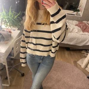 Randig tröja - Jättefin tjock randig tröja ifrån H&M i bra skick. Säljer då den inte kommit til användning så mycket💕