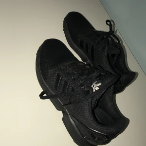 Adidas skor - Hej säljer nu mina adidas skor för att dom har blivit för små. Skick 8/10 köpte dom från JD. ny pris 1050kr. Har tyvär ingen låda. 