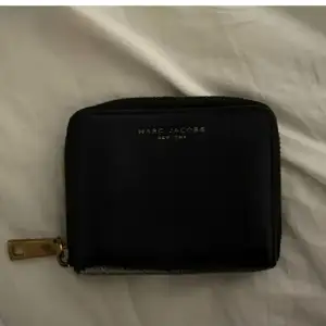 Marinblå Marc Jacobs plånbok, som ny! Köpt här på Plick 🤍🤍